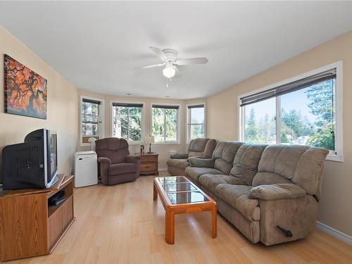 7997 Island Hwy North, Black Creek, BC - Indoor Photo Showing Living Room