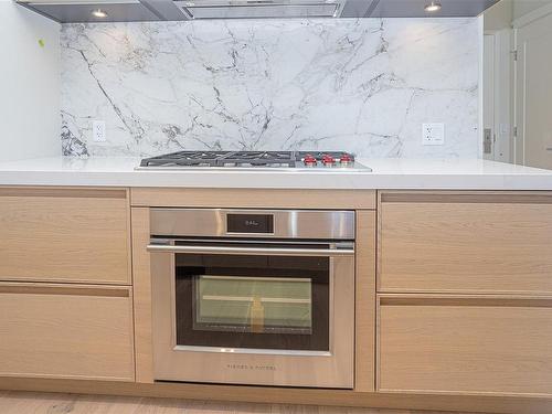 403-1920 Oak Bay Ave, Victoria, BC - Indoor Photo Showing Kitchen With Double Sink With Upgraded Kitchen