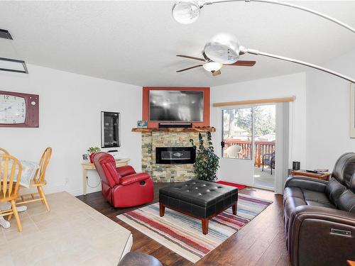 6250 Azure Rd, Nanaimo, BC - Indoor Photo Showing Living Room With Fireplace