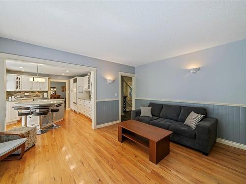 763 Helvetia Cres, Saanich, BC - Indoor Photo Showing Living Room