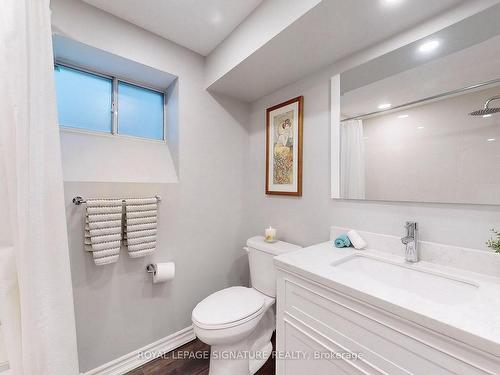 2046 Family Cres, Mississauga, ON - Indoor Photo Showing Bathroom