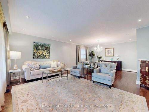 2046 Family Cres, Mississauga, ON - Indoor Photo Showing Living Room