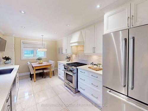 2046 Family Cres, Mississauga, ON - Indoor Photo Showing Kitchen With Stainless Steel Kitchen With Upgraded Kitchen