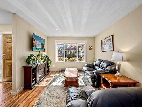 116-1500 Cumberland Rd, Courtenay, BC - Indoor Photo Showing Living Room