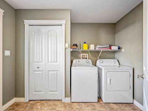 116-1500 Cumberland Rd, Courtenay, BC - Indoor Photo Showing Laundry Room