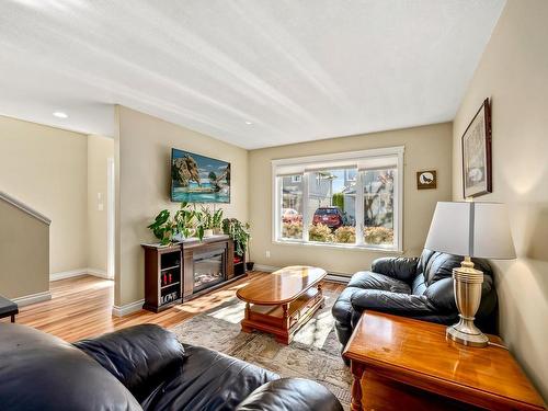 116-1500 Cumberland Rd, Courtenay, BC - Indoor Photo Showing Living Room