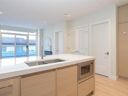 310-1916 Oak Bay Ave, Victoria, BC - Indoor Photo Showing Kitchen With Double Sink