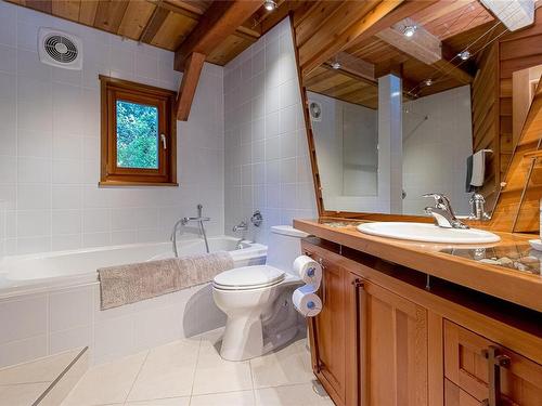8540 West Coast Rd, Sooke, BC - Indoor Photo Showing Bathroom