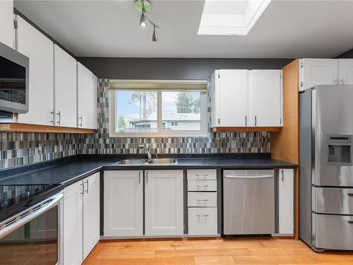 3622 Apsley Ave, Nanaimo, BC - Indoor Photo Showing Kitchen With Stainless Steel Kitchen With Double Sink