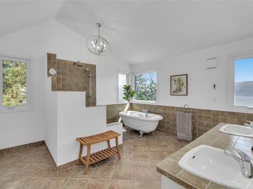 3943 Trepanier Heights Place, Peachland, BC - Indoor Photo Showing Bathroom