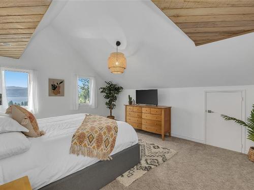 3943 Trepanier Heights Place, Peachland, BC - Indoor Photo Showing Bedroom