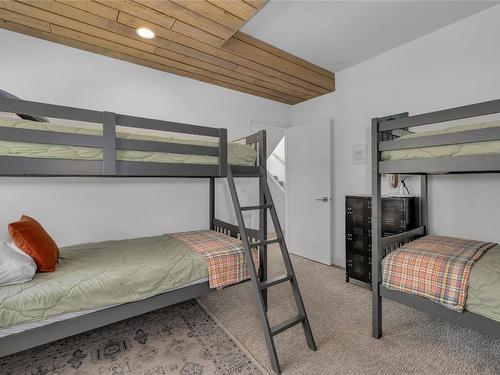 3943 Trepanier Heights Place, Peachland, BC - Indoor Photo Showing Bedroom