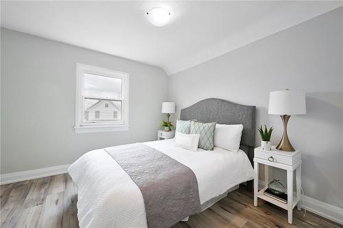 8 Lyndhurst St., Hamilton, ON - Indoor Photo Showing Bedroom