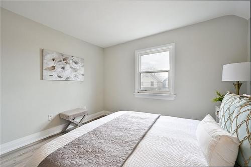 8 Lyndhurst St., Hamilton, ON - Indoor Photo Showing Bedroom
