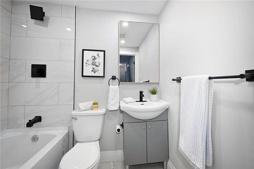 8 Lyndhurst St., Hamilton, ON - Indoor Photo Showing Bathroom