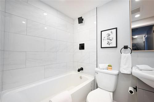 8 Lyndhurst St., Hamilton, ON - Indoor Photo Showing Bathroom