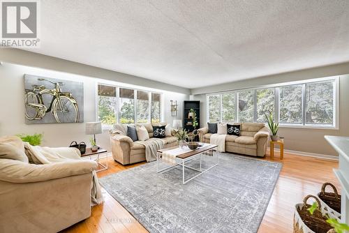 888 Swiss Heights, Oshawa, ON - Indoor Photo Showing Living Room