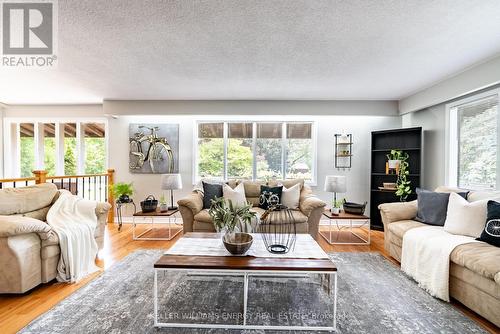 888 Swiss Heights, Oshawa, ON - Indoor Photo Showing Living Room
