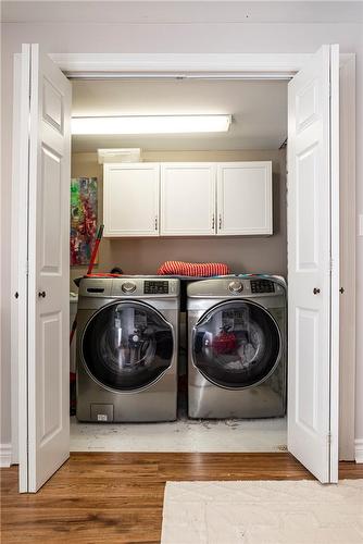 10 Fox Run, Waterdown, ON - Indoor Photo Showing Laundry Room