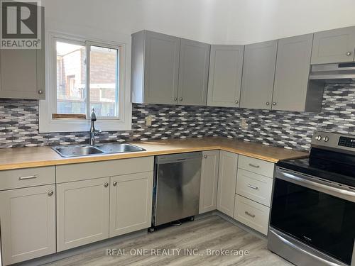44 Banting Cres, London, ON - Indoor Photo Showing Kitchen With Double Sink
