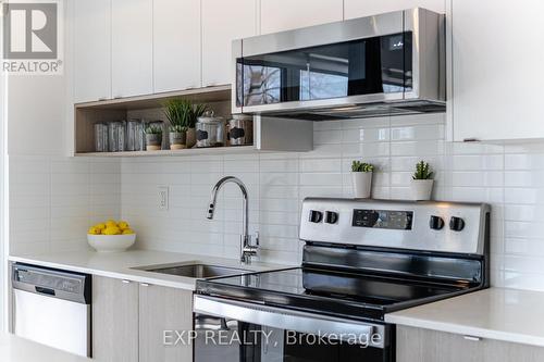 A216 - 1117 Cooke Boulevard, Burlington, ON - Indoor Photo Showing Kitchen With Upgraded Kitchen