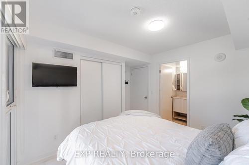 A216 - 1117 Cooke Boulevard, Burlington, ON - Indoor Photo Showing Bedroom