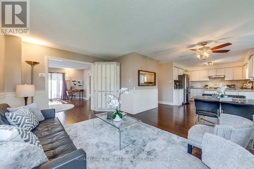 3087 Cascade Crt, Mississauga, ON - Indoor Photo Showing Living Room