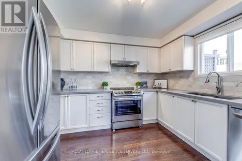3087 Cascade Crt, Mississauga, ON - Indoor Photo Showing Kitchen With Double Sink