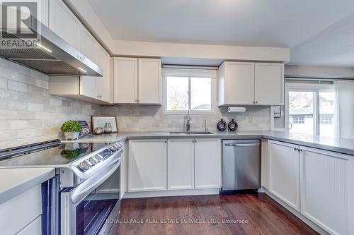 3087 Cascade Crt, Mississauga, ON - Indoor Photo Showing Kitchen With Double Sink