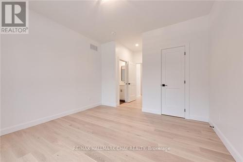 21 Heatherwood Dr, Springwater, ON - Indoor Photo Showing Other Room