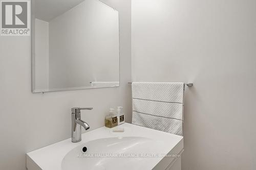 15 - 2095 Marine Drive, Oakville, ON - Indoor Photo Showing Bedroom