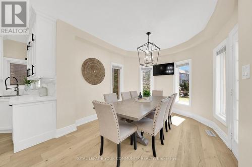 715 Highland Blade Rd, Newmarket, ON - Indoor Photo Showing Dining Room