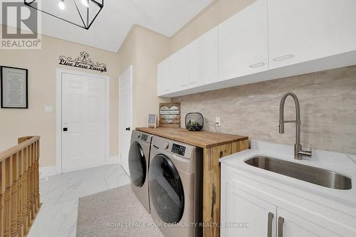 715 Highland Blade Rd, Newmarket, ON - Indoor Photo Showing Laundry Room