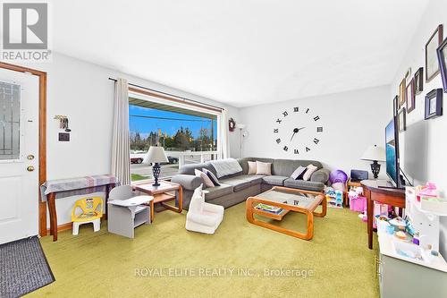 1902 Rossland Rd E, Whitby, ON - Indoor Photo Showing Living Room