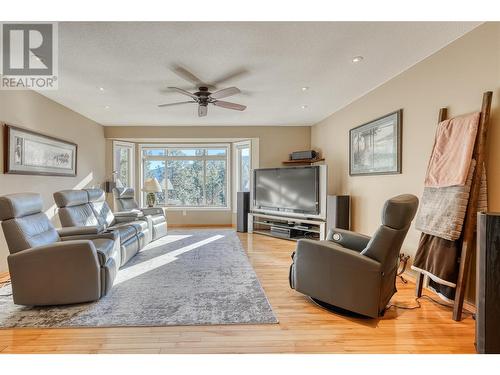 5203 Silver Court, Peachland, BC - Indoor Photo Showing Living Room