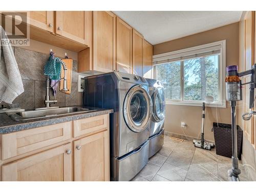 5203 Silver Court, Peachland, BC - Indoor Photo Showing Laundry Room