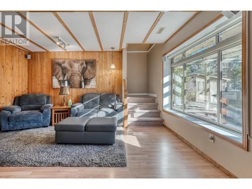 5203 Silver Court, Peachland, BC - Indoor Photo Showing Living Room