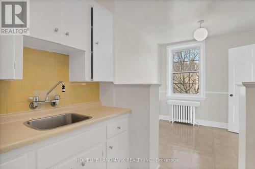 407 - 697 Eglinton Avenue W, Toronto, ON - Indoor Photo Showing Kitchen