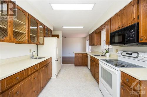 420 Hartsgravel Road, Delta, ON - Indoor Photo Showing Kitchen