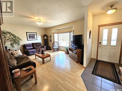 302 Centre Avenue, Meadow Lake, SK - Indoor Photo Showing Living Room
