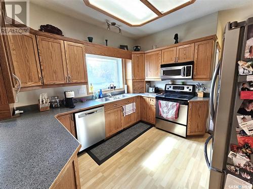 302 Centre Avenue, Meadow Lake, SK - Indoor Photo Showing Kitchen