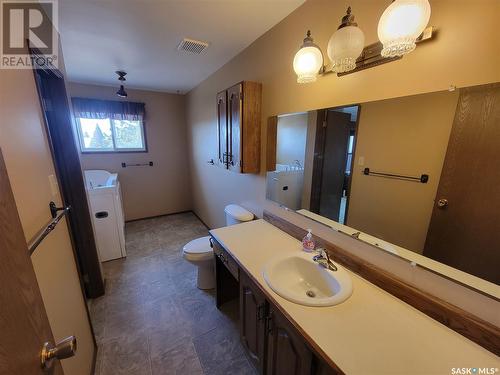5204 Post Place, Macklin, SK - Indoor Photo Showing Bathroom