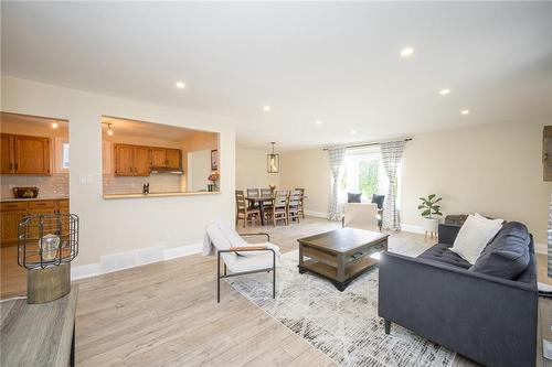 92 Sullivan Avenue, Thorold, ON - Indoor Photo Showing Living Room