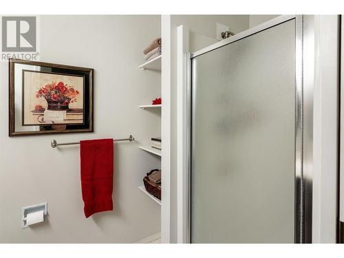 987 Klo Road Unit# 403, Kelowna, BC - Indoor Photo Showing Bathroom