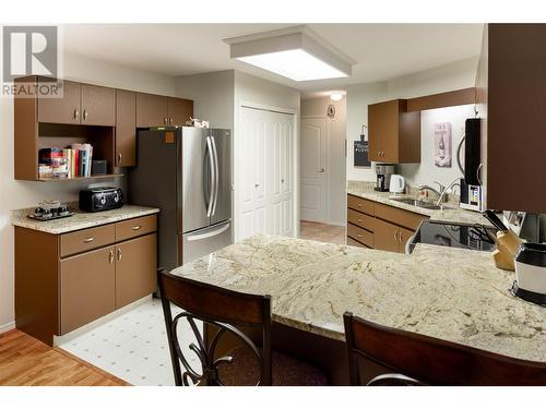 987 Klo Road Unit# 403, Kelowna, BC - Indoor Photo Showing Kitchen With Double Sink