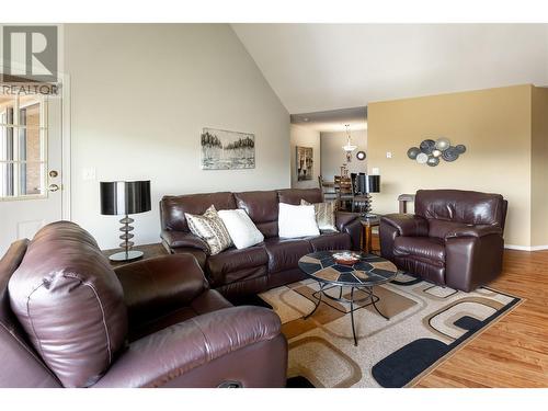 987 Klo Road Unit# 403, Kelowna, BC - Indoor Photo Showing Living Room