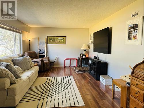 419 N Ninth Avenue, Williams Lake, BC - Indoor Photo Showing Living Room