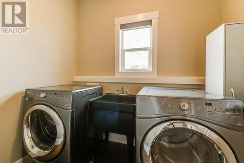3550 Benvoulin Road, Kelowna, BC - Indoor Photo Showing Laundry Room