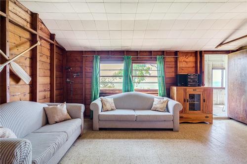 845 Lakeshore Road, Haldimand County, ON - Indoor Photo Showing Living Room