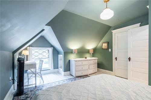 13 Freeman Place, Hamilton, ON - Indoor Photo Showing Bedroom